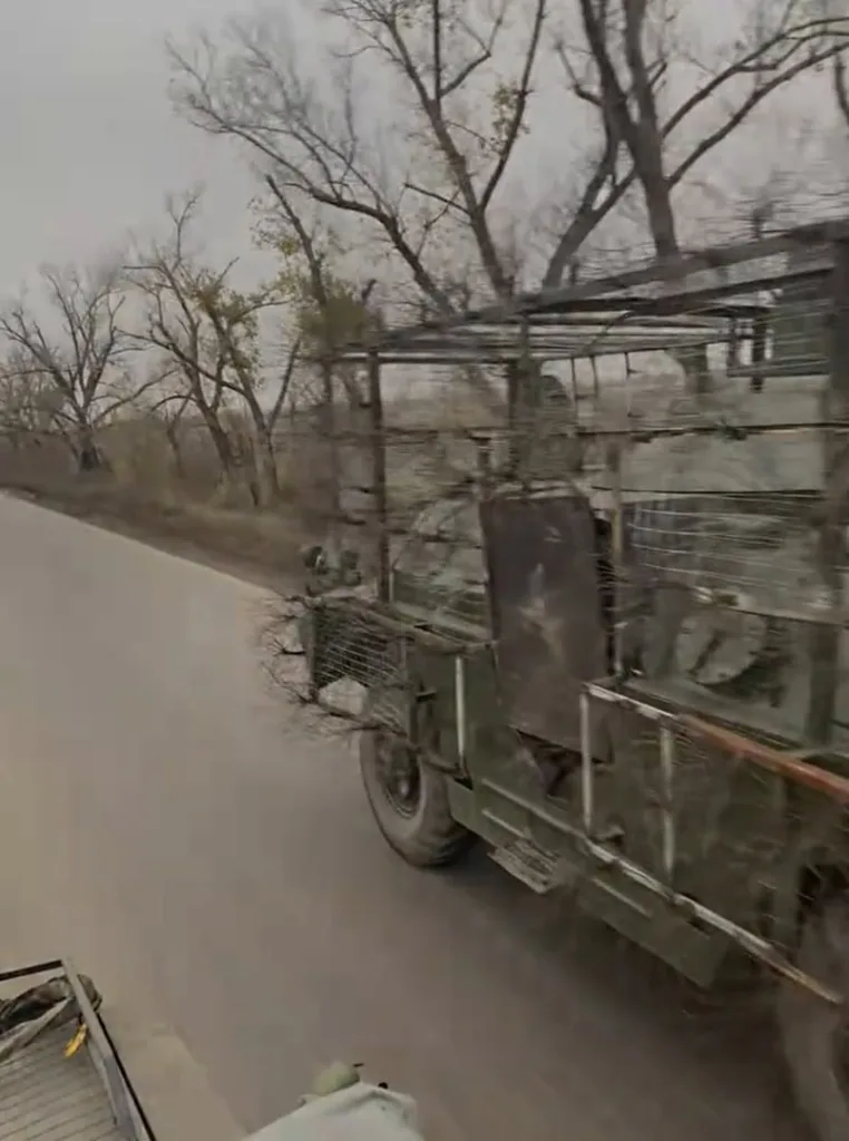 Отечественная БРДМ-2 с антидроновым каркасом, небольшим дикобразом и вручную вырезанными отверстиями в бортах для удобной эвакуации