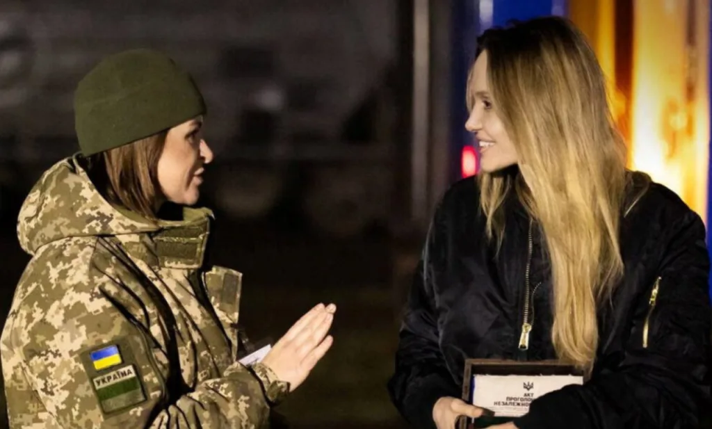 ТЦКшники требовали у Анджелины Джоли $100,000 за освобождение ее охранника