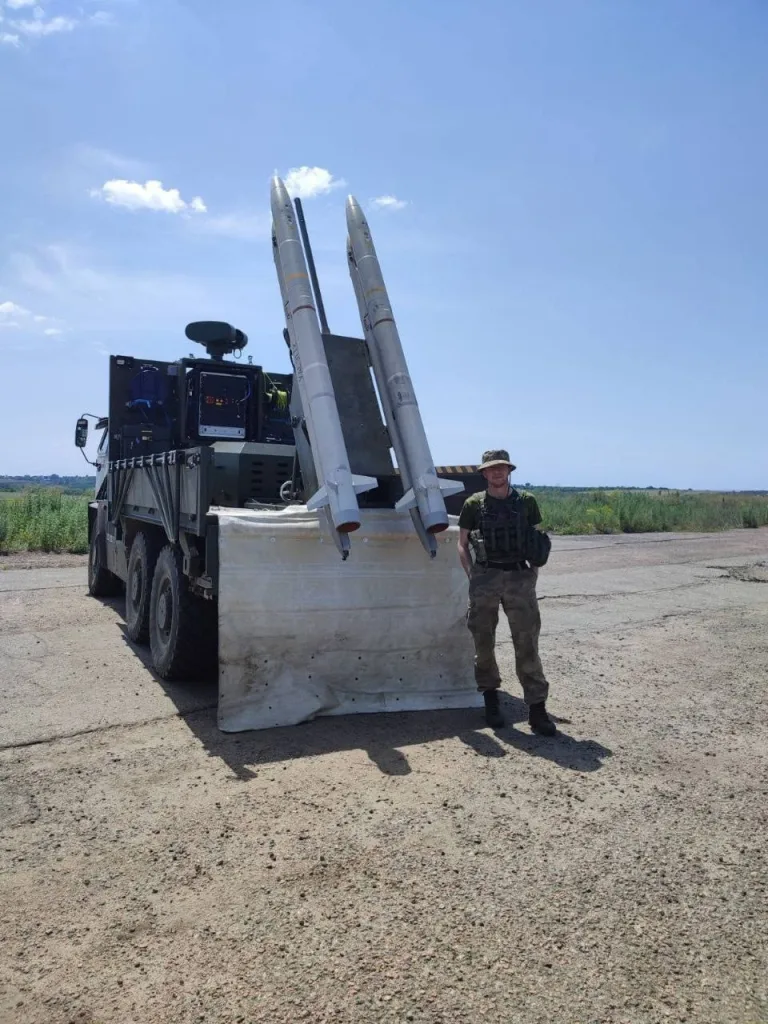 На кадрах противника - догорающий британский ЗРК Raven, стоящий на вооружении украинской армии