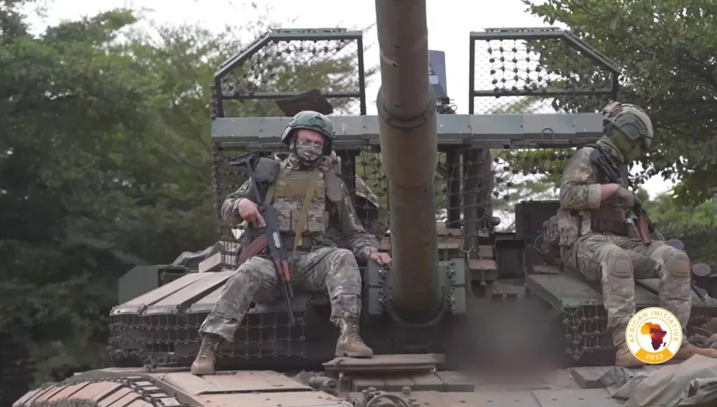 Танк Т-72Б3 «Африканского корпуса» вооружённых сил России, оснащённый антидроновым козырьком и комплексом РЭБ, в Бамако, Мали