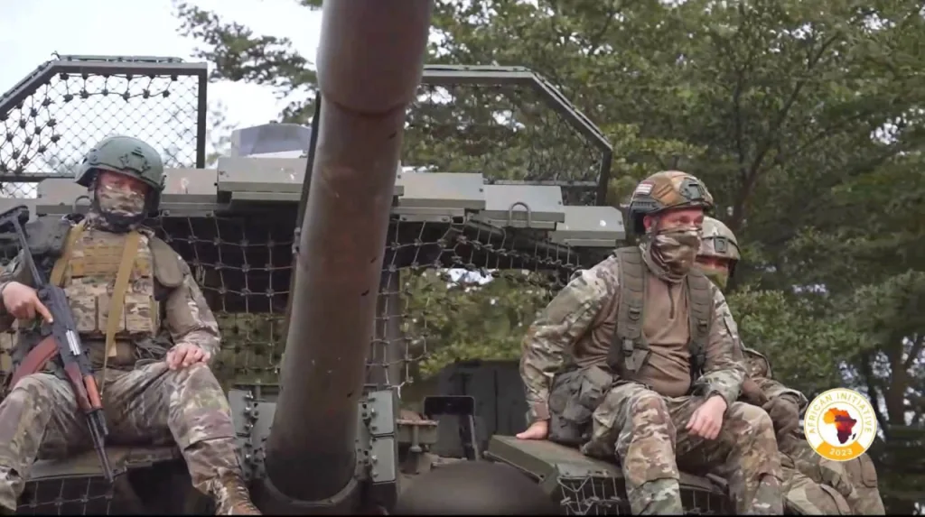 Танк Т-72Б3 «Африканского корпуса» вооружённых сил России, оснащённый антидроновым козырьком и комплексом РЭБ, в Бамако, Мали