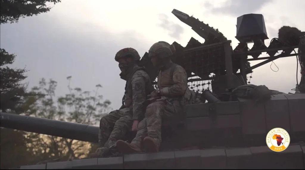 Танк Т-72Б3 «Африканского корпуса» вооружённых сил России, оснащённый антидроновым козырьком и комплексом РЭБ, в Бамако, Мали