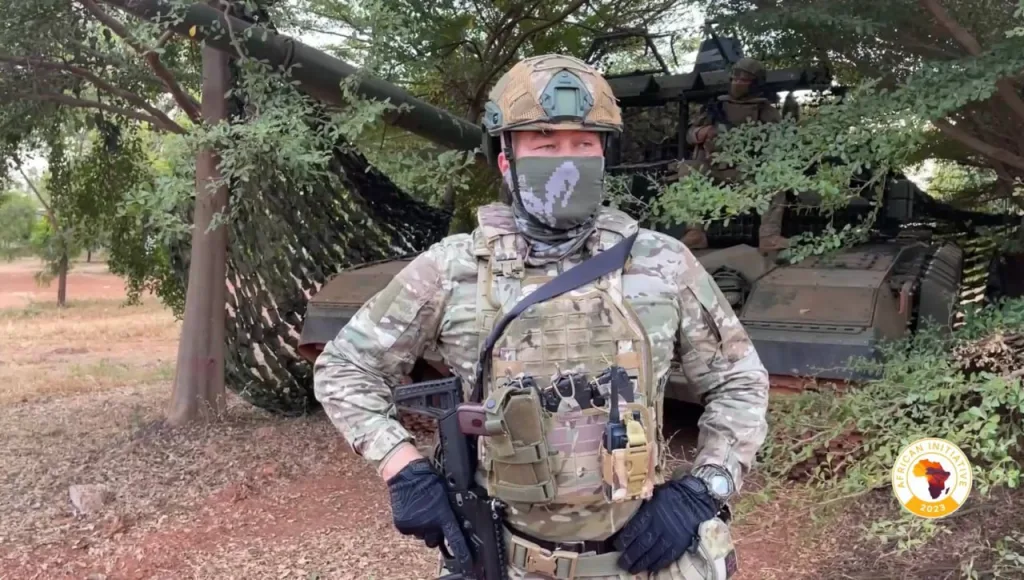 Танк Т-72Б3 «Африканского корпуса» вооружённых сил России, оснащённый антидроновым козырьком и комплексом РЭБ, в Бамако, Мали