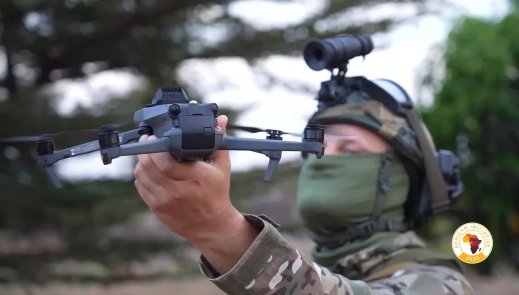 Танк Т-72Б3 «Африканского корпуса» вооружённых сил России, оснащённый антидроновым козырьком и комплексом РЭБ, в Бамако, Мали