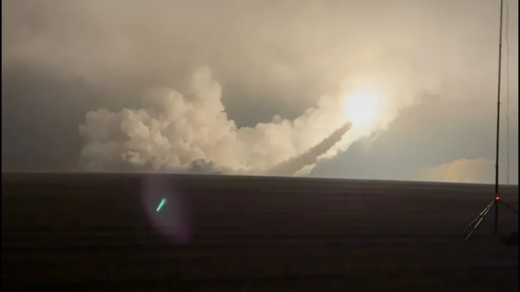 Момент запуска нескольких ракет FP-5 «Фламинго» по территории России сегодня ночью