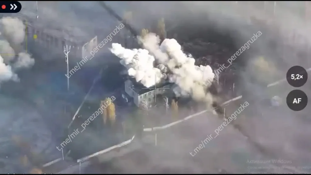 Удар корректируемого боеприпаса РСЗО "Торнадо-С" по зданию с украинскими солдатами в Покровске