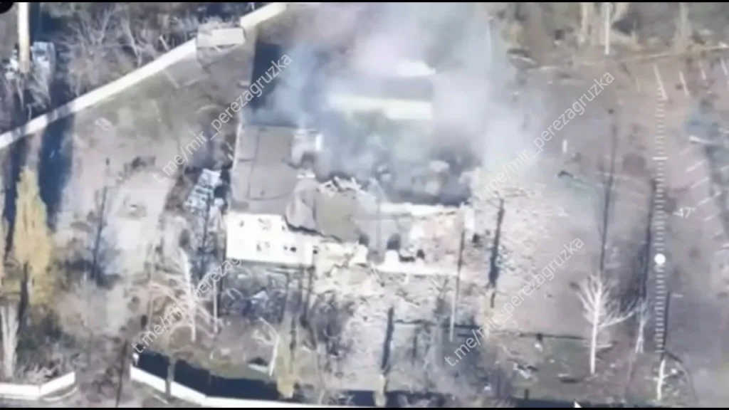 Удар корректируемого боеприпаса РСЗО "Торнадо-С" по зданию с украинскими солдатами в Покровске