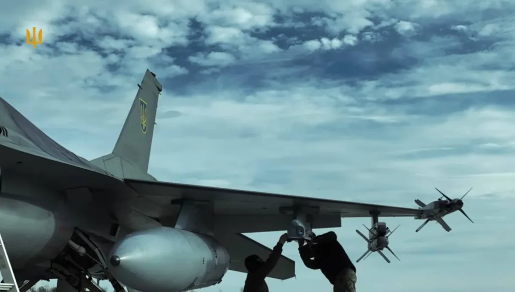 Репортаж о техническом обслуживании истребителя F-16AM с УРВВ AIM-9 воздушных сил Украины на одном из оперативных аэродромов