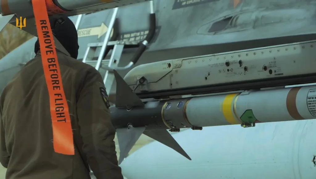 Репортаж о техническом обслуживании истребителя F-16AM с УРВВ AIM-9 воздушных сил Украины на одном из оперативных аэродромов