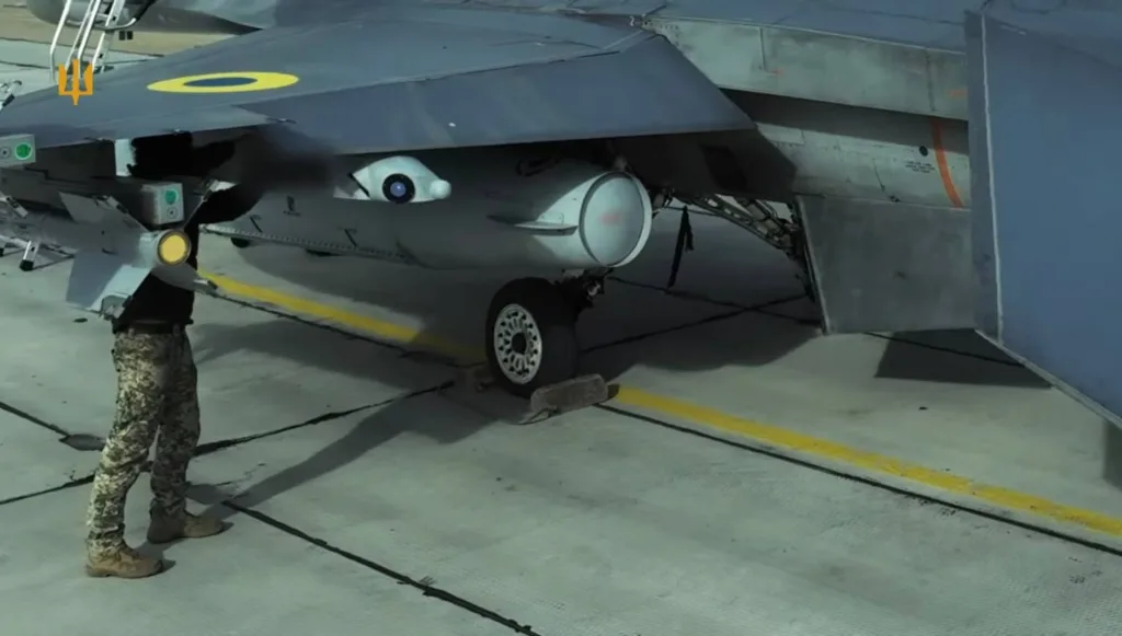 Репортаж о техническом обслуживании истребителя F-16AM с УРВВ AIM-9 воздушных сил Украины на одном из оперативных аэродромов