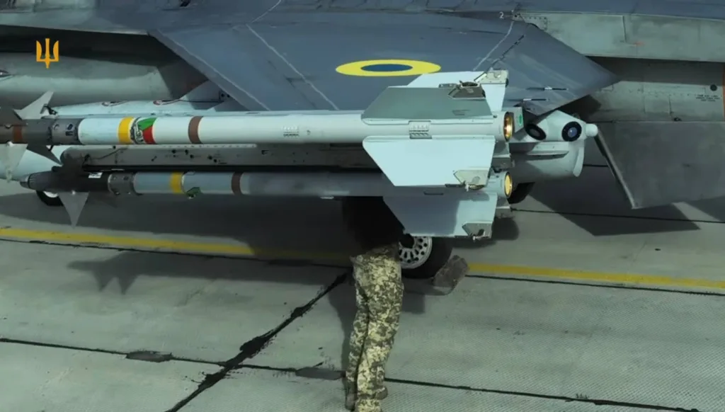 Репортаж о техническом обслуживании истребителя F-16AM с УРВВ AIM-9 воздушных сил Украины на одном из оперативных аэродромов