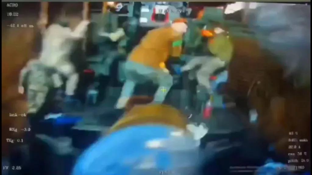 Расчет украинской 155-мм САУ "Богдана" был пойман российским FPV-дроном в достаточно щекотливой ситуации