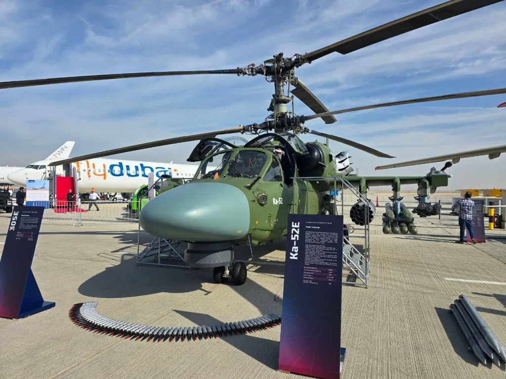 На открывшемся в понедельник авиасалоне Dubai Air Show 2025 в ОАЭ, была представлена наша авиатехника в лице Су-57Э, Ка-52Э, Як-130М, Ил-76МД-90А(Э), вертолета "Ансат", так же системы ПВО «Панцирь-СМД-Э», и другое вооружение