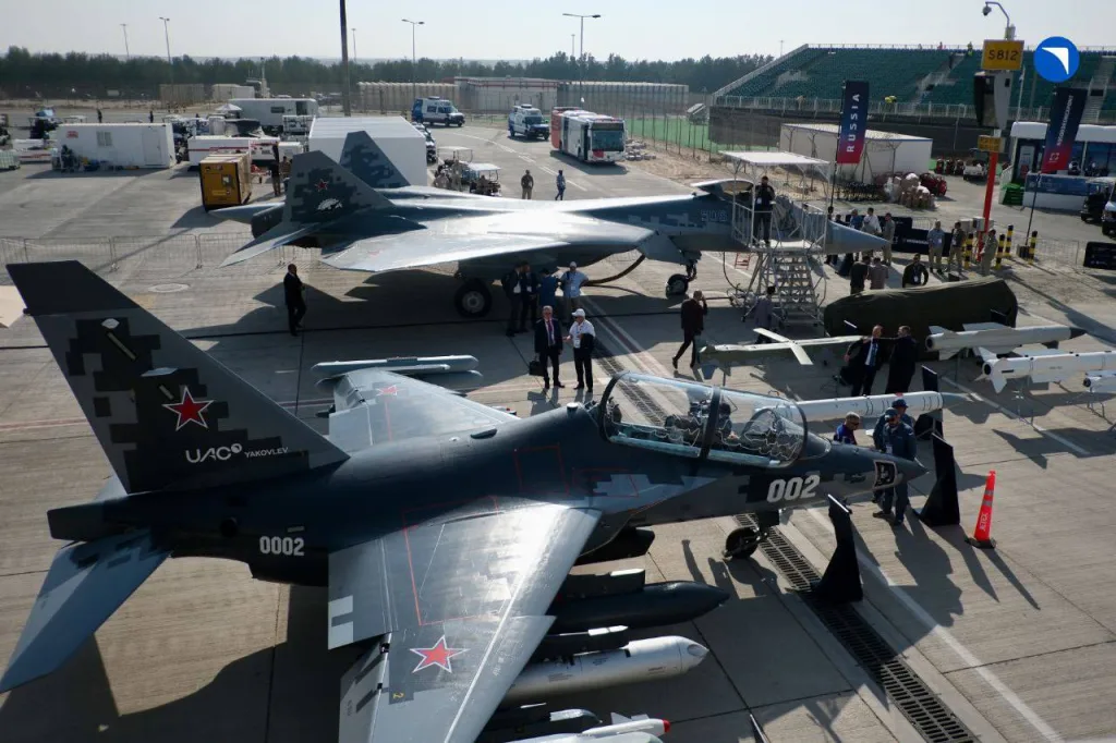 На открывшемся в понедельник авиасалоне Dubai Air Show 2025 в ОАЭ, была представлена наша авиатехника в лице Су-57Э, Ка-52Э, Як-130М, Ил-76МД-90А(Э), вертолета "Ансат", так же системы ПВО «Панцирь-СМД-Э», и другое вооружение