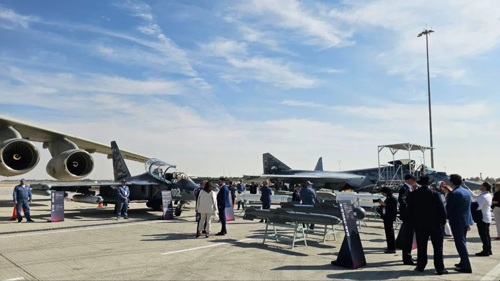 На открывшемся в понедельник авиасалоне Dubai Air Show 2025 в ОАЭ, была представлена наша авиатехника в лице Су-57Э, Ка-52Э, Як-130М, Ил-76МД-90А(Э), вертолета "Ансат", так же системы ПВО «Панцирь-СМД-Э», и другое вооружение