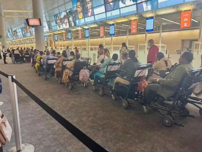 В Индии взломали механизм посадки в аэропортах - все теперь просто приезжают на инвалидных колясках