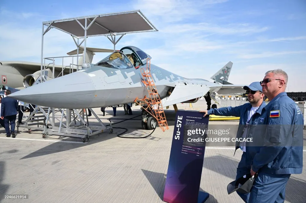 Истребитель Су-57Э на международном авиационно-космическом салоне Dubai AirShow 2025