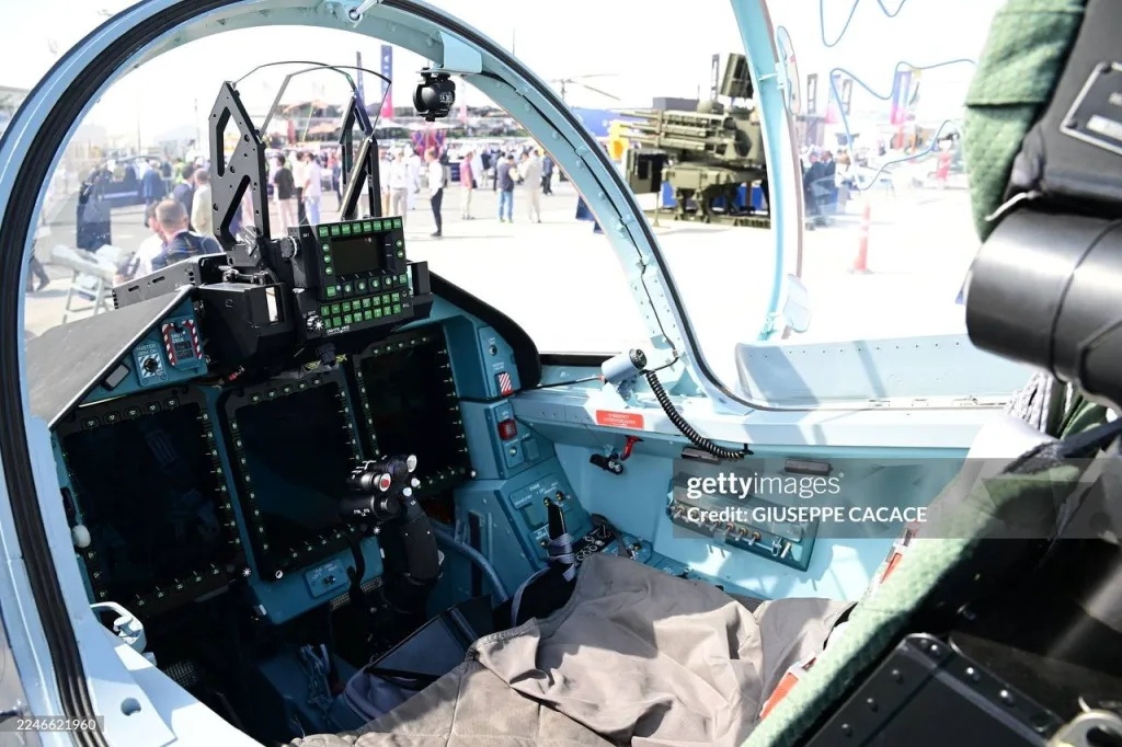 Истребитель Су-57Э на международном авиационно-космическом салоне Dubai AirShow 2025