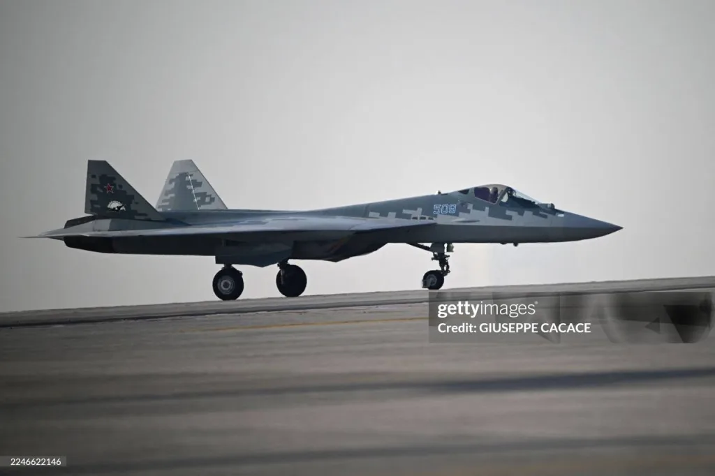 Истребитель Су-57Э на международном авиационно-космическом салоне Dubai AirShow 2025