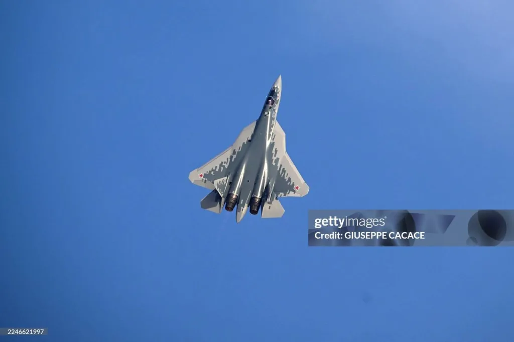 Истребитель Су-57Э на международном авиационно-космическом салоне Dubai AirShow 2025