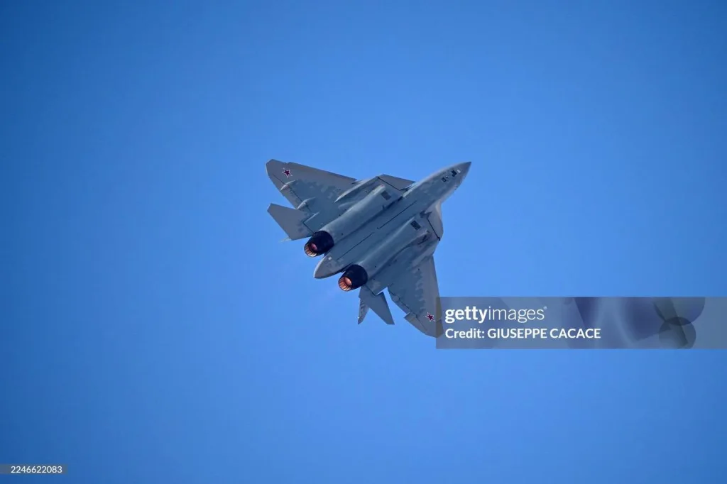 Истребитель Су-57Э на международном авиационно-космическом салоне Dubai AirShow 2025