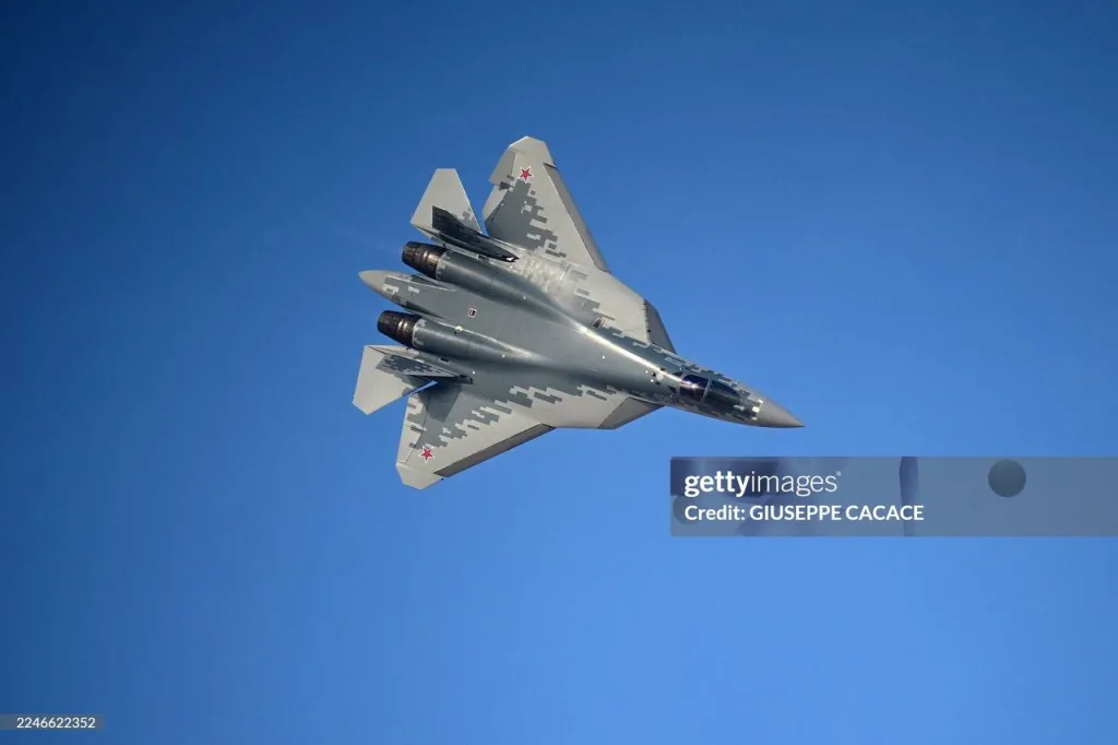 Истребитель Су-57Э на международном авиационно-космическом салоне Dubai AirShow 2025