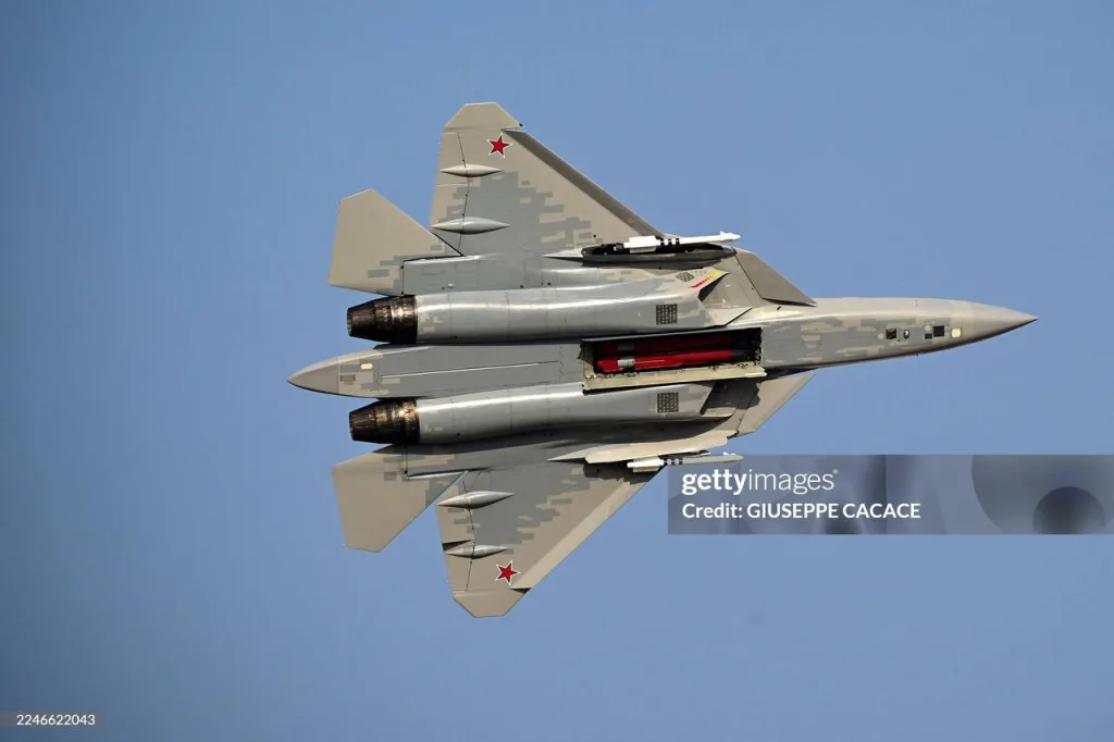 Истребитель Су-57Э на международном авиационно-космическом салоне Dubai AirShow 2025