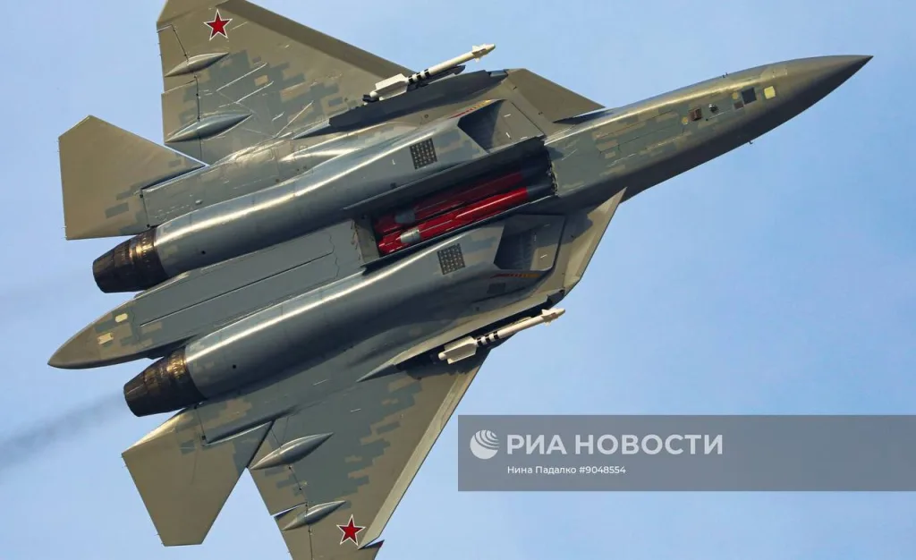 Истребитель Су-57Э на международном авиационно-космическом салоне Dubai AirShow 2025