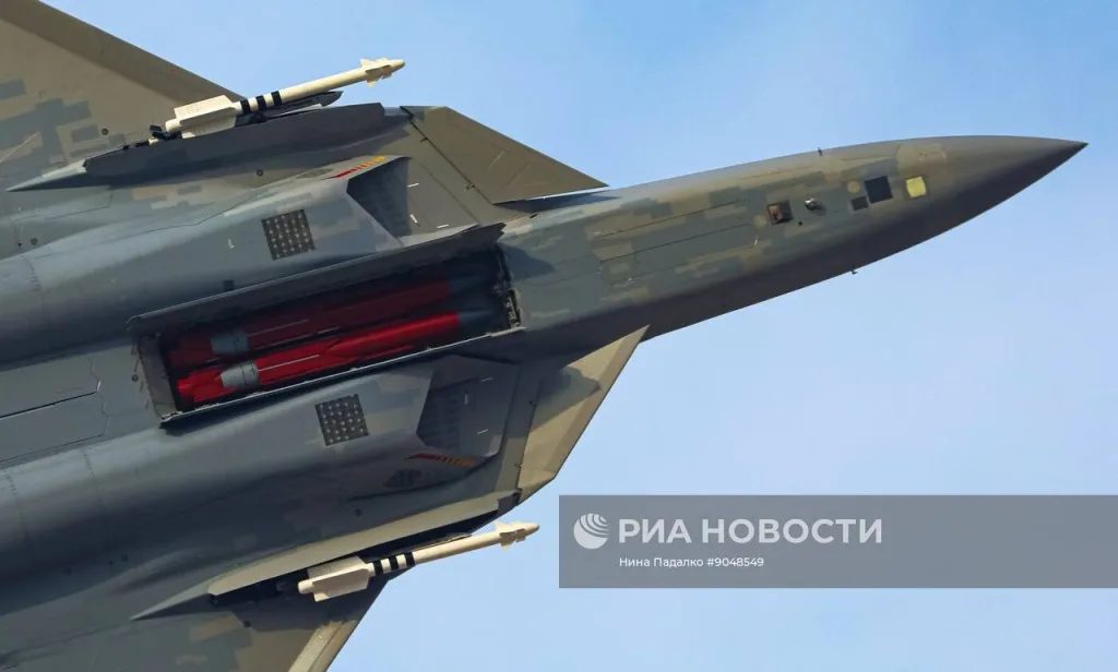 Истребитель Су-57Э на международном авиационно-космическом салоне Dubai AirShow 2025