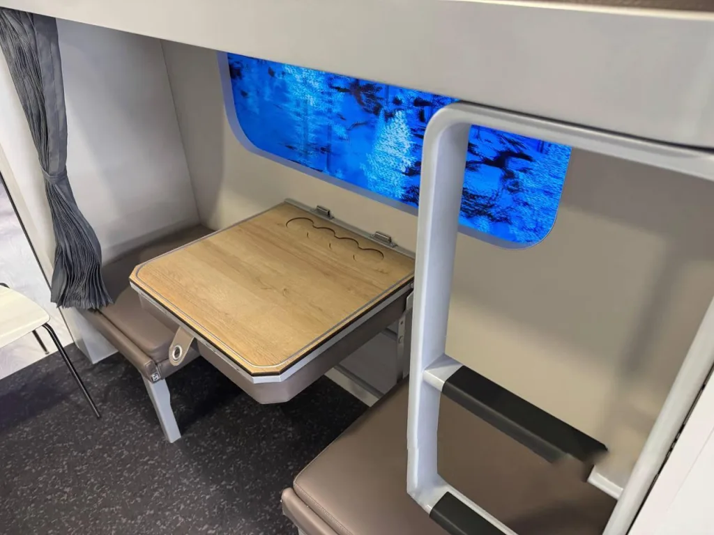 В РЖД показали обновленный плацкартный вагон с увеличенными полками и шторками