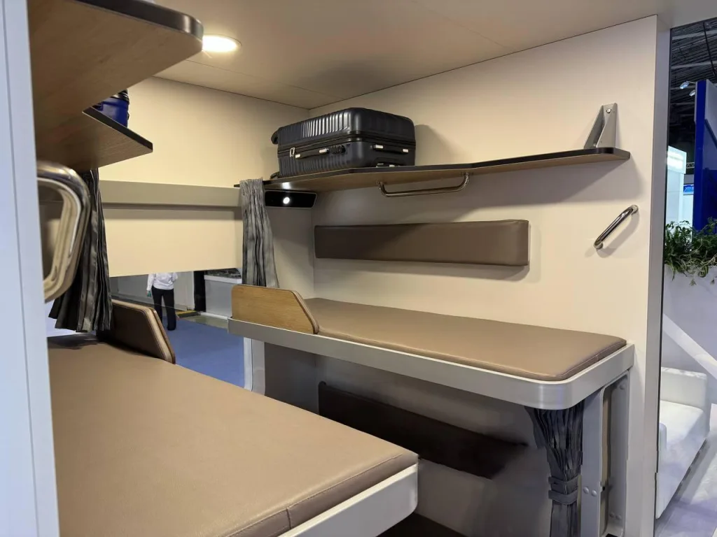 В РЖД показали обновленный плацкартный вагон с увеличенными полками и шторками