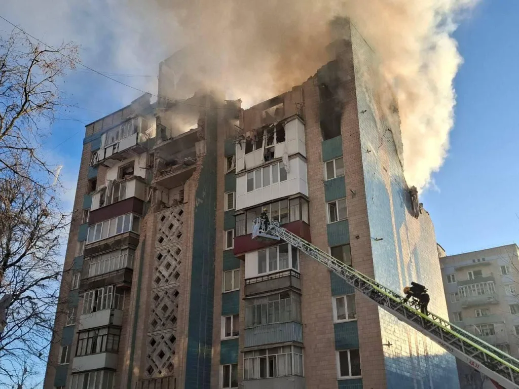 Последствия прилета по многоэтажке в Тернополе во время утреннего ракетного удара