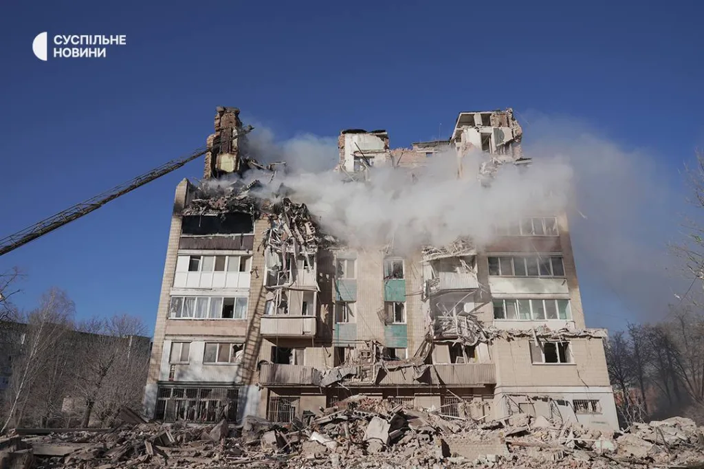 Последствия прилета по многоэтажке в Тернополе во время утреннего ракетного удара