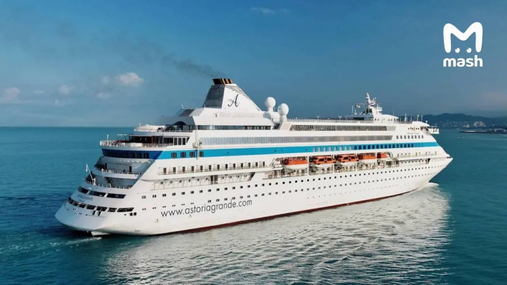 Больше 600 российских туристов оказались заблокированы на круизном лайнере у берегов Турции