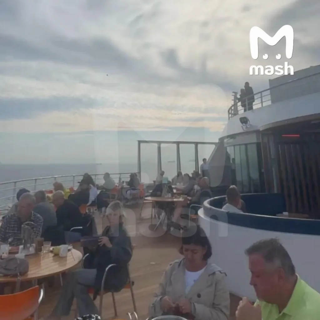 Больше 600 российских туристов оказались заблокированы на круизном лайнере у берегов Турции