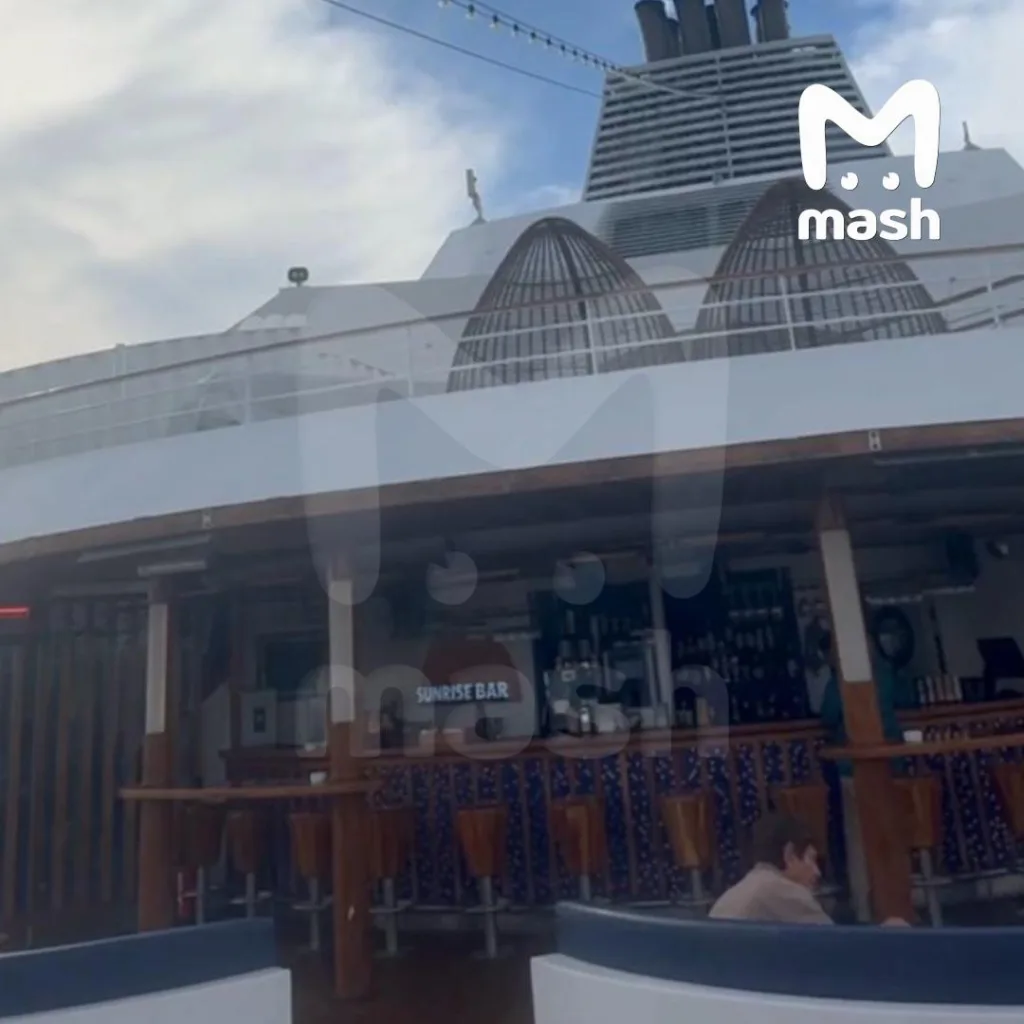 Больше 600 российских туристов оказались заблокированы на круизном лайнере у берегов Турции