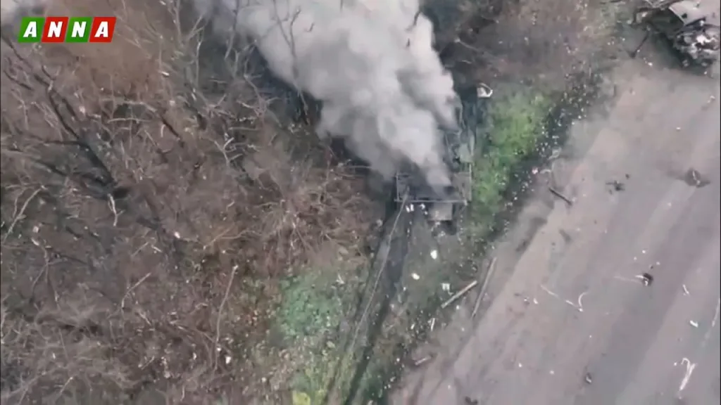 Так выглядит кладбище украинской техники между Мирноградом и Родинским. Судя по видео, оно пополнилось очередной сгоревшей бронемашиной