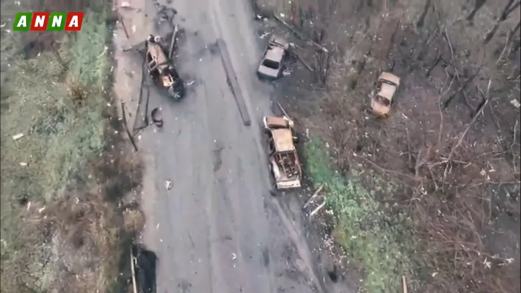 Так выглядит кладбище украинской техники между Мирноградом и Родинским. Судя по видео, оно пополнилось очередной сгоревшей бронемашиной