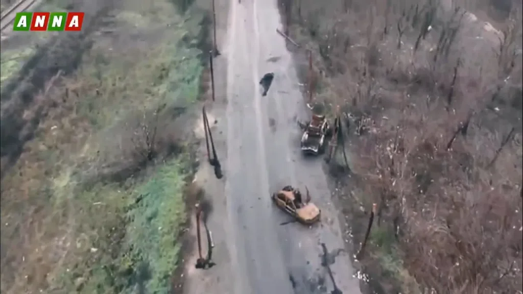 Так выглядит кладбище украинской техники между Мирноградом и Родинским. Судя по видео, оно пополнилось очередной сгоревшей бронемашиной