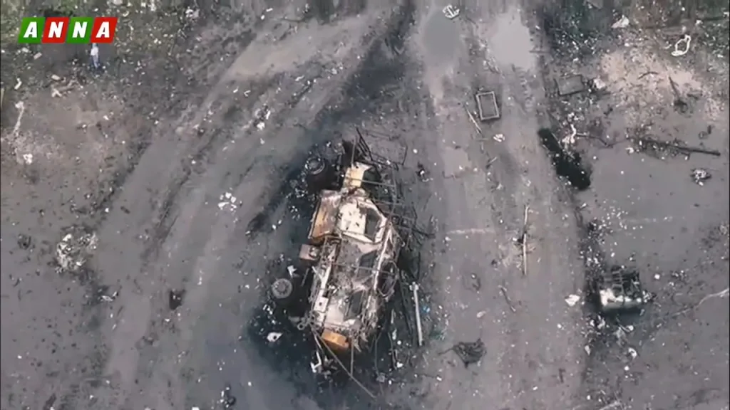 Так выглядит кладбище украинской техники между Мирноградом и Родинским. Судя по видео, оно пополнилось очередной сгоревшей бронемашиной