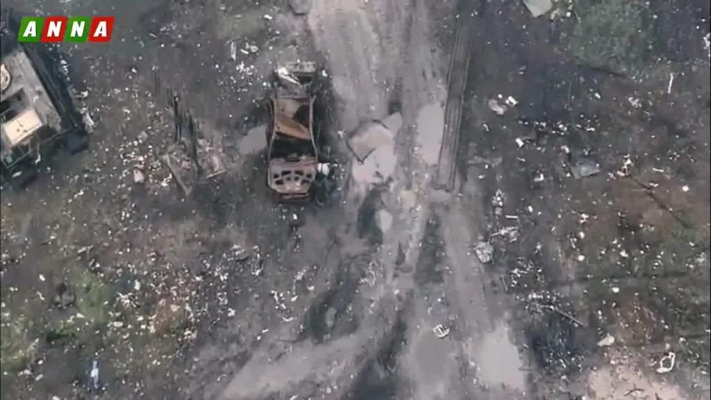 Так выглядит кладбище украинской техники между Мирноградом и Родинским. Судя по видео, оно пополнилось очередной сгоревшей бронемашиной