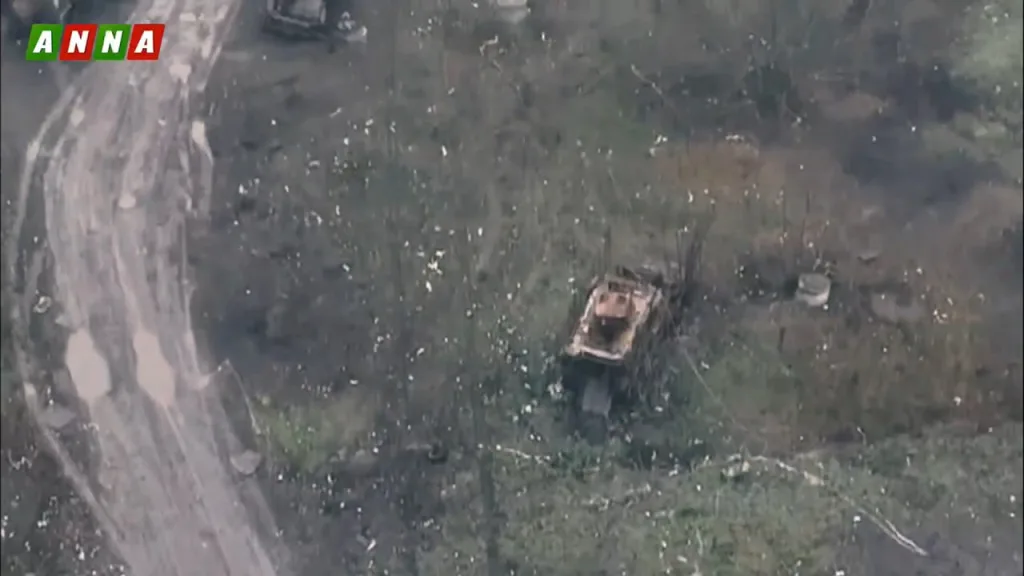 Так выглядит кладбище украинской техники между Мирноградом и Родинским. Судя по видео, оно пополнилось очередной сгоревшей бронемашиной