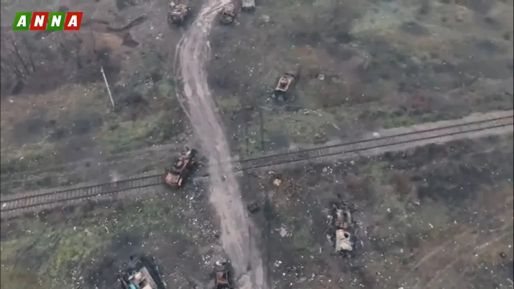 Так выглядит кладбище украинской техники между Мирноградом и Родинским. Судя по видео, оно пополнилось очередной сгоревшей бронемашиной