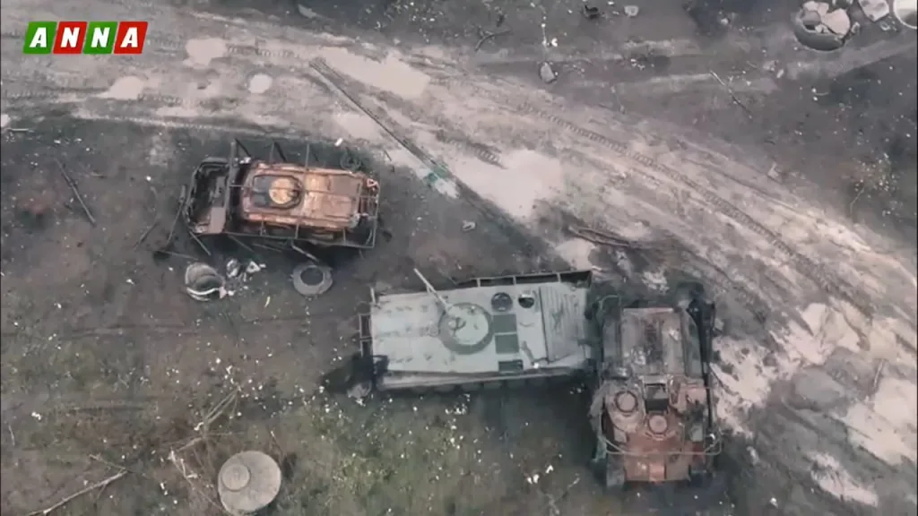 Так выглядит кладбище украинской техники между Мирноградом и Родинским. Судя по видео, оно пополнилось очередной сгоревшей бронемашиной