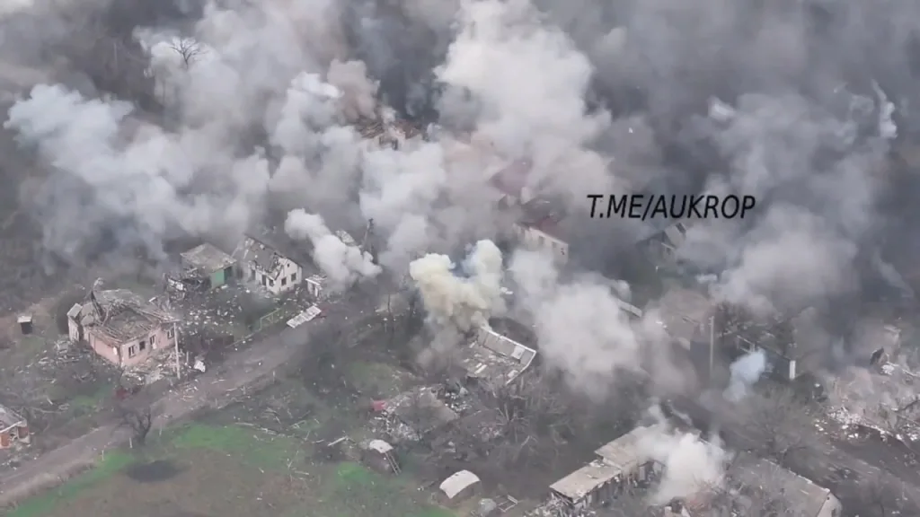 Давно не светившиеся кассетные РБК-500 с УМПК работают по селу Гришино к северо-западу от Покровска