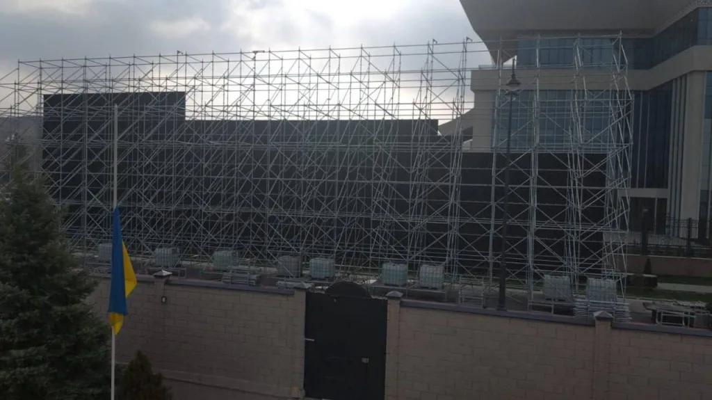 В Бишкеке на время визита Путина около посольства Украины выставили огромный экран, который скрыл и посольство, и украинский флаг