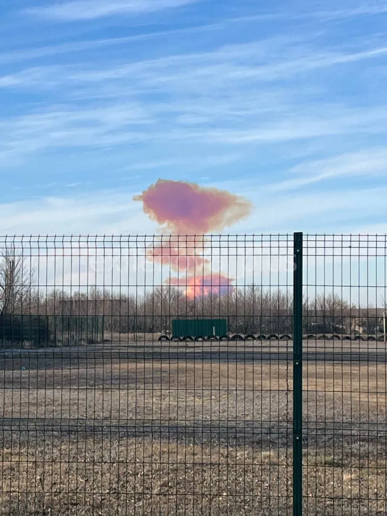 Фиолетово-оранжевый дым на месте взрыва возле ракетного полигона «Ясный» в Оренбургской области