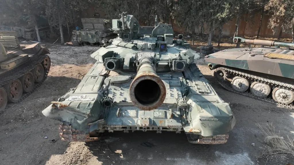 Свалка бронетехники, принадлежащей разбежавшейся год назад сирийской арабской армии