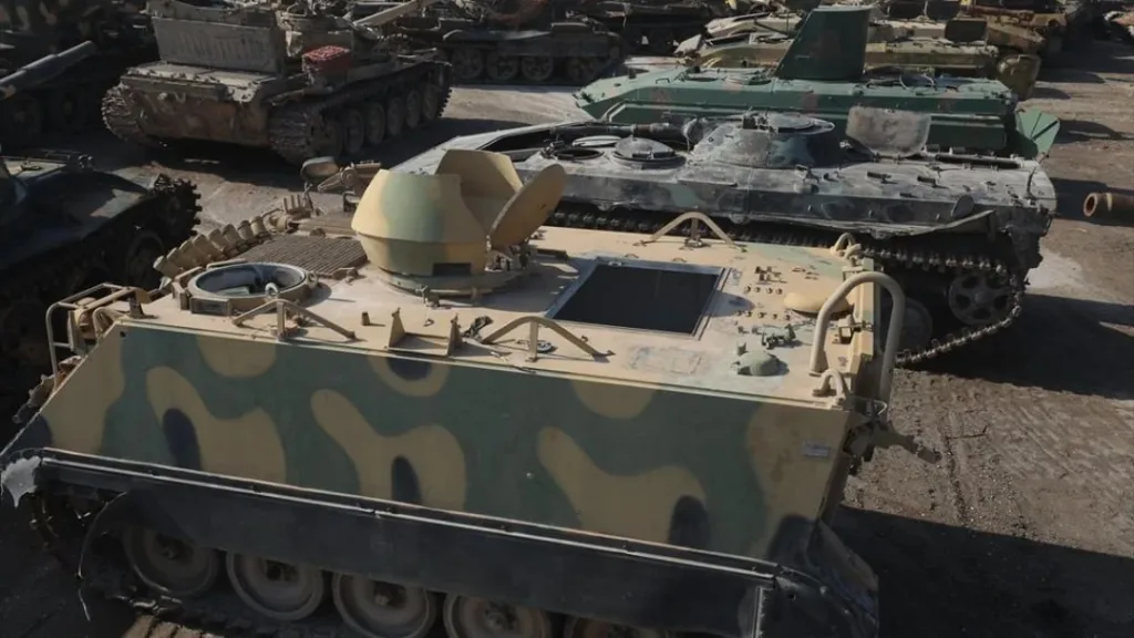 Свалка бронетехники, принадлежащей разбежавшейся год назад сирийской арабской армии