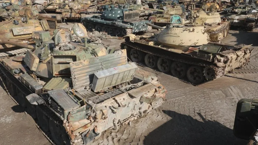 Свалка бронетехники, принадлежащей разбежавшейся год назад сирийской арабской армии